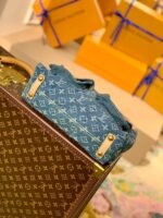 Borsa Louis Vuitton Monogram Denim Baggy PM in tela denim blu. – Bild 3