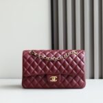 Borsa Chanel Classic Double Flap Medium in pelle lambskin bordeaux con finiture oro.