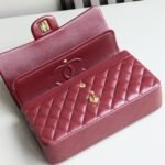 Borsa Chanel Classic Double Flap Medium in pelle lambskin bordeaux con finiture oro. – Bild 3