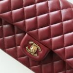 Borsa Chanel Classic Double Flap Medium in pelle lambskin bordeaux con finiture oro. – Bild 4