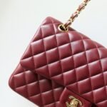 Borsa Chanel Classic Double Flap Medium in pelle lambskin bordeaux con finiture oro. – Bild 2