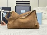 Borsa Prada in suede marrone.