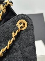 Chanel 19 in pelle trapuntata nera con catena dorata – Bild 5