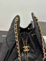 Chanel 19 in pelle trapuntata nera con catena dorata – Bild 6