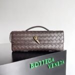 Borsa Bottega Veneta pochette intrecciata marrone con chiusura a chiavistello dorato