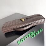 Borsa Bottega Veneta pochette intrecciata marrone con chiusura a chiavistello dorato – Bild 4