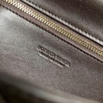 Borsa Bottega Veneta pochette intrecciata marrone con chiusura a chiavistello dorato – Bild 3