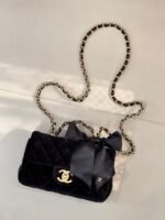 Borsa Chanel in velluto nero trapuntato con tracolla a catena – Bild 3
