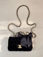 Borsa Chanel in velluto nero trapuntato con tracolla a catena – Bild 4