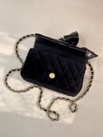 Borsa Chanel in velluto nero trapuntato con tracolla a catena – Bild 2