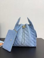 Borsa Chanel in denim trapuntato con coulisse e pochette abbinata – Bild 5