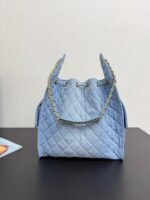 Borsa Chanel in denim trapuntato con coulisse e pochette abbinata – Bild 3