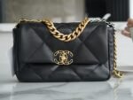 Borsa Chanel 19 in pelle nera con catena dorata 30 cm
