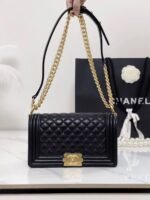 Mini Borsa Chanel Boy in pelle nera con finiture dorate 20 cm