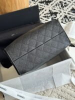 Borsa Chanel 25 Drawstring Bucket in pelle nera – Bild 3