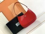 Borsa Prada Cleo in vernice rossa 27 cm